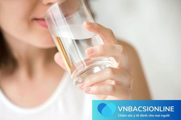 Uống đủ nước cũng giúp cải thiện tình trạng bệnh trĩ hiệu quả